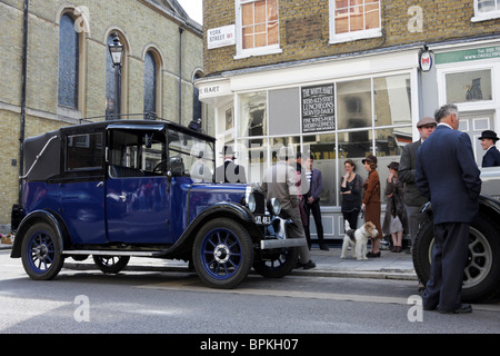 Film Crew und Cast in der York Street und der George Street, London während der Dreharbeiten Periode Drama von Edward und Frau Simpson. Stockfoto