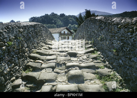Steinerne Brücke in der Sonne, St. Etienne de Baigorry, Küste des Atlantischen Ozeans, Französisches Baskenland, Pays Basque France, E Stockfoto