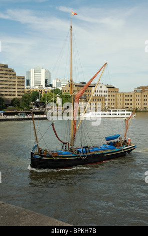 Segeln Lastkahn Gladys zu durchlaufen Tower Bridge über die Themse, London Stockfoto