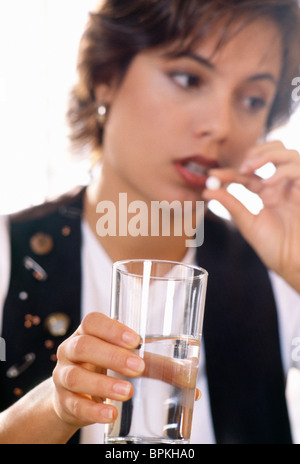 Erwachsene Frau die Pille mit Wasser Stockfoto