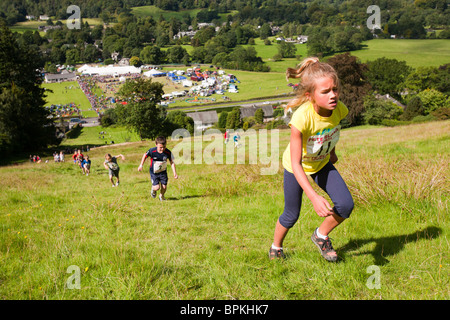 Die Kinder fielen Rennen in Grasmere Sport im Lake District, UK. Stockfoto