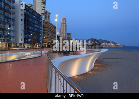Benidorm attraktive Poniente Strand bei Dämmerung, mit seinen neuen Promenade und Illuminationen. Altstadt & Burg im Hintergrund. Stockfoto