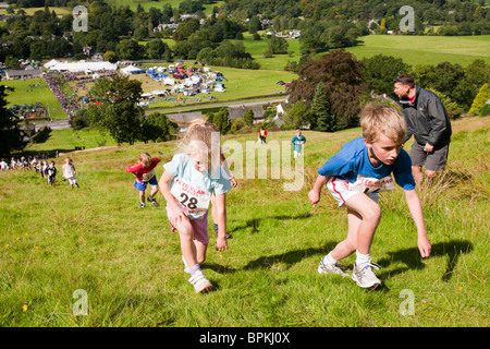 Die Kinder fielen Rennen in Grasmere Sport im Lake District, UK. Stockfoto