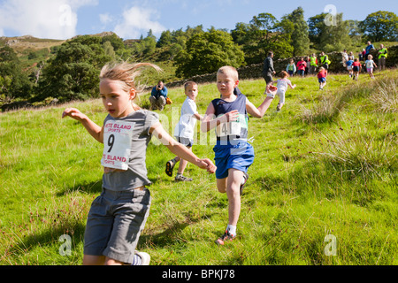 Die Kinder fielen Rennen in Grasmere Sport im Lake District, UK. Stockfoto