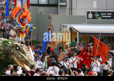 Montreal International jazz Festival tägliche Parade vor Place des Arts-Menge anzeigen Stockfoto