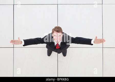 Junger Geschäftsmann Arme ausgestreckt, von oben gesehen Stockfoto