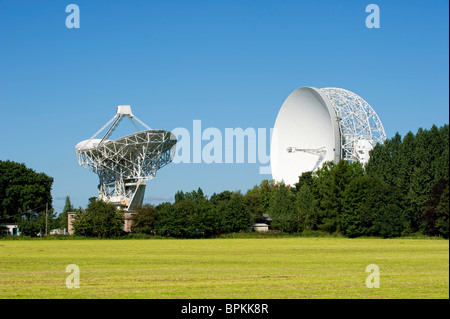 Das Lovell-Teleskop am Jodrell Bank Observatory in Cheshire, England im Bild mit dem kleineren Teleskop, bekannt als Mark II Stockfoto