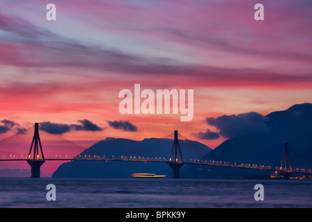 Rio - Antirrio Brücke durch seinen echten Namen Charilaos Trikoupis-Brücke verbindet Halbinsel Peloponnes Griechenland Festland. Stockfoto