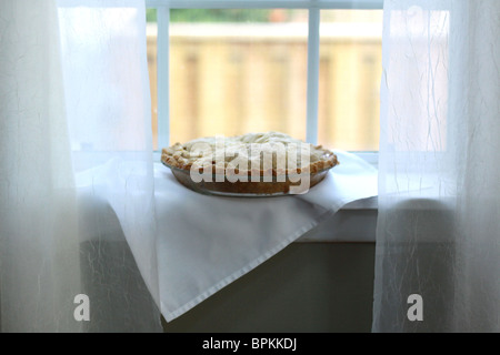 Ein Apfelkuchen, Kühlung auf einem Fensterbrett. Stockfoto