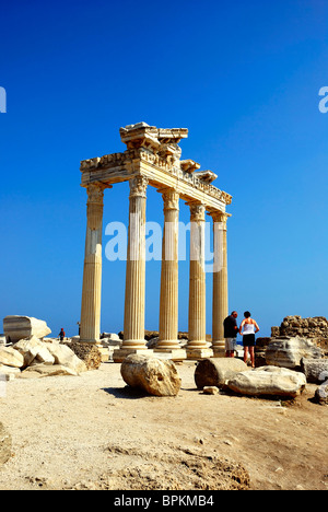 Touristen in den Ruinen des Apollon-Tempels, Side, Antalya-Türkei Stockfoto