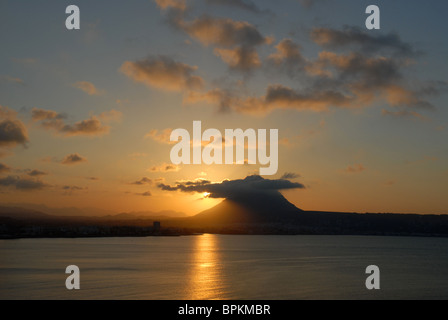 Blick bei Sonnenuntergang bis Montgo / Mongo Berg vom Cap Prim, Javea / Xabia, Comunidad Valencia, Provinz Alicante, Spanien Stockfoto