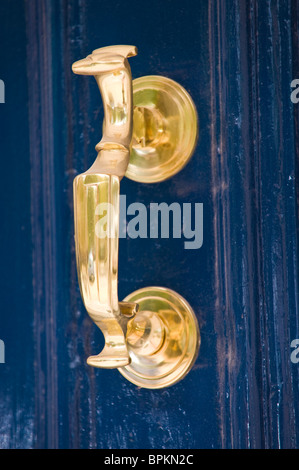 Messing-Klopfer auf blau bemalte Eingangstür des Hauses in UK Stockfoto