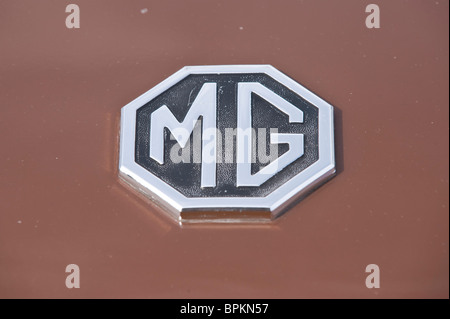 MG-Abzeichen auf restaurierten Oldtimer motor Stockfoto