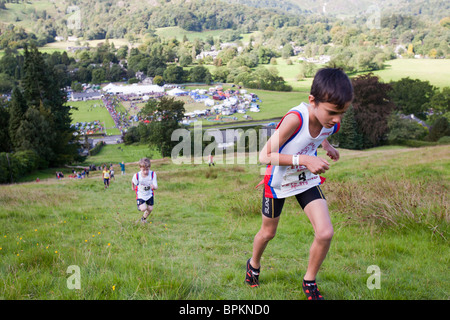 Die Kinder fielen Rennen in Grasmere Sport im Lake District, UK. Stockfoto