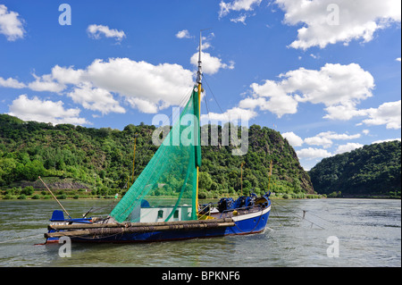 Altes Fischerboot auf dem Rhein an der Loreley-Felsen, UNESCO-Weltkulturerbe, Sankt Goarshausen, Deutschland Stockfoto