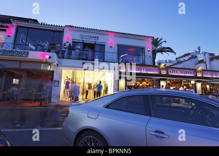 Luxus-Autos, Restaurants in der Nähe von Hafen von Puerto Banus, Marbella, Andalusien, Spanien Stockfoto