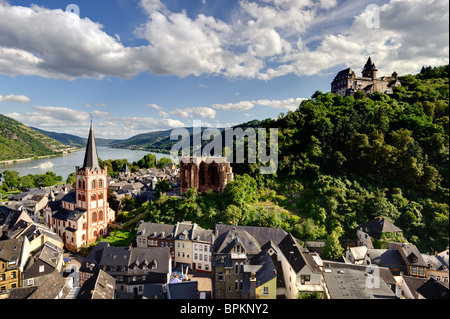 Ansicht von Bacharach am Rhein, mit Kirche St. Peter, Wernerkapelle und Burg Stahleck, Rheinland-Pfalz, Deutschland, Europa Stockfoto