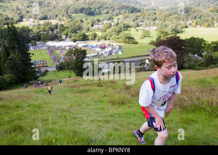 Die Kinder fielen Rennen in Grasmere Sport im Lake District, UK. Stockfoto