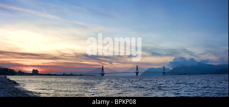 Rio - Antirrio Brücke durch seinen echten Namen Charilaos Trikoupis-Brücke verbindet Halbinsel Peloponnes Griechenland Festland. Stockfoto