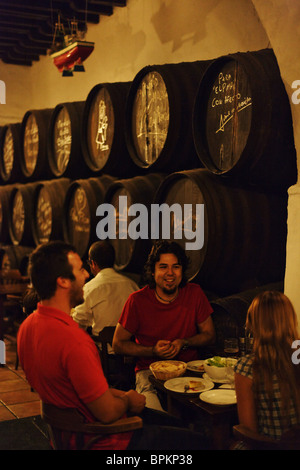 Gäste in einer Bodega El Pimpi, Malaga, Andalusien, Spanien Stockfoto