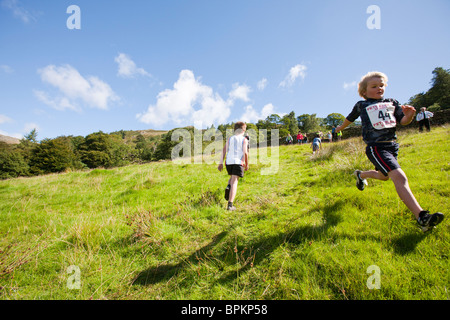 Die Kinder fielen Rennen in Grasmere Sport im Lake District, UK. Stockfoto