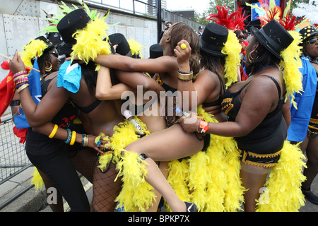 Darsteller tanzen bei der Parade in Notting Hill Carnival in London, Vereinigtes Königreich am 30. August 2010. Stockfoto