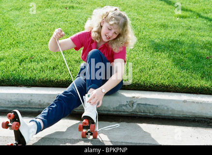 Teenage Girl Lacing Up Roller Skates, USA 1980s Stockfoto