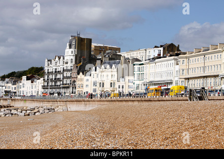 NOSTALGISCHER BLICK AUF DAS MEER UND DEN STRAND VON HASTINGS. EAST SUSSEX UK 2009. Stockfoto