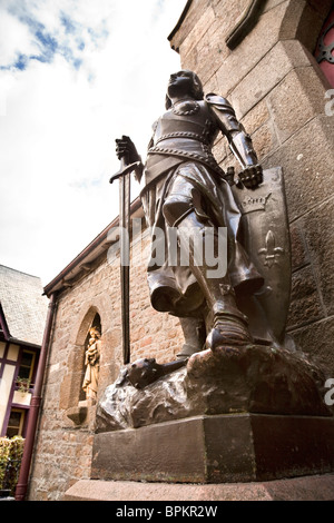 Statue von Jeanne d ' Arc im Dorf in der Abtei von Mont Saint-Michel, Normandie, Frankreich Stockfoto