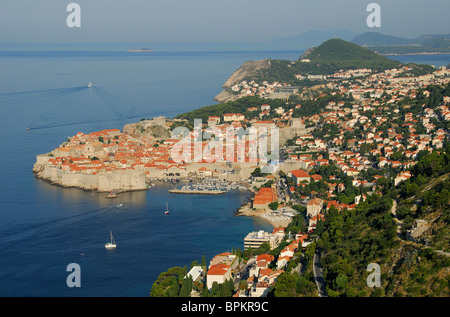 DUBROVNIK, KROATIEN. Dawn Blick Richtung Norden auf der ummauerten Altstadt in Richtung Stadtteil Lapad und darüber hinaus auf die Elaphiten-Inseln. Stockfoto