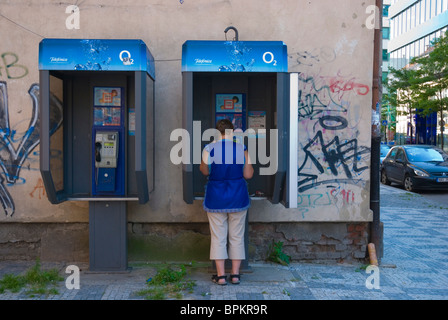 Frau mit O2 öffentliche Telefonzelle Smichov Viertel Prag Tschechische Republik Stockfoto