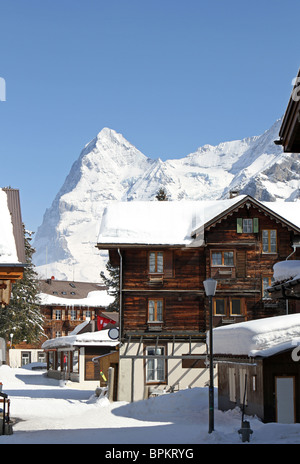 Die Hauptstraße durch den Winter ski Resort Stadt Mürren, Kanton Bern Stockfoto