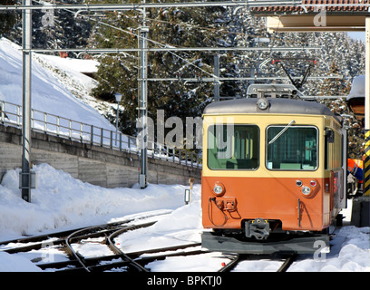 Lauterbrunnen, Mürren-Eisenbahnlinie, kommt ein Zug mit einem Schneepflug vorne montiert im Bahnhof in Mürren. Stockfoto