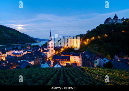 Anzeigen von Bacharach, mit der Kirche St. Peter, Werner Kapelle und Burg Burg Stahleck, Rheinland-Pfalz, Deutschland Stockfoto