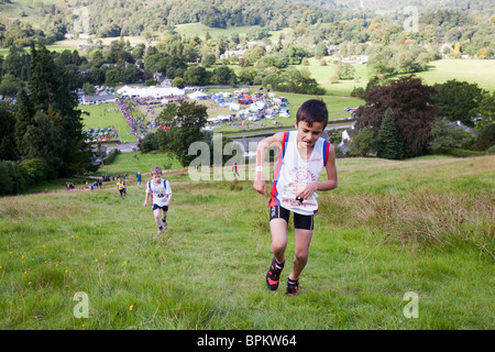 Die Kinder fielen Rennen in Grasmere Sport im Lake District, UK. Stockfoto
