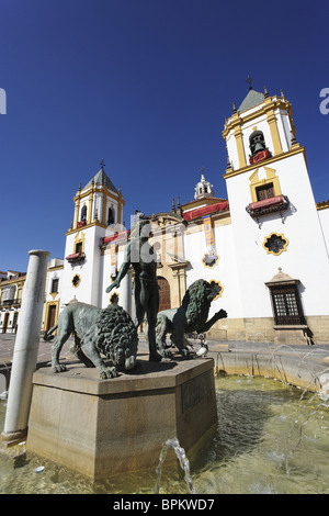Brunnen und Kirche Iglesia del Socorro, Plaza del Socorro, Ronda, Andalusien, Spanien Stockfoto