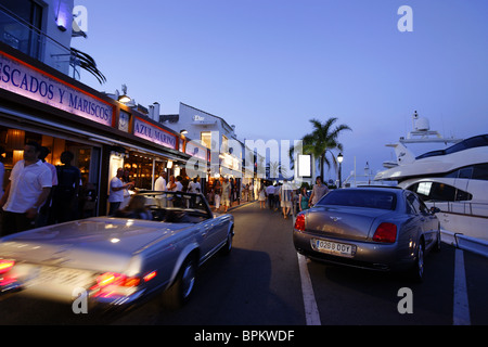 Luxus-Autos, Restaurants in der Nähe von Hafen von Puerto Banus, Marbella, Andalusien, Spanien Stockfoto