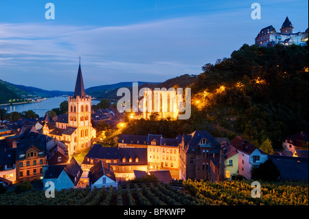 Anzeigen von Bacharach, mit der Kirche St. Peter, Werner Kapelle und Burg Burg Stahleck, Rheinland-Pfalz, Deutschland Stockfoto