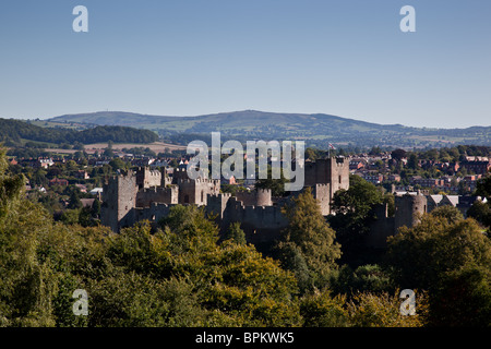 Ludlow Castle und Brown Clee Hill, Shropshire Stockfoto