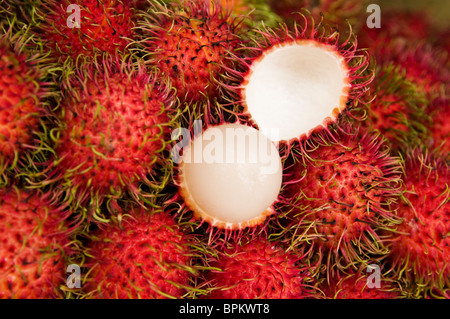 Stapel von Rambutan Früchte, Obst-Markt, Bangkok, Thailand. Stockfoto