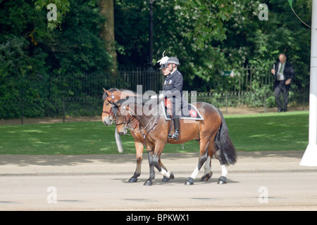 Zwei Polizisten auf Reiten patrouillieren auf der westlichen Seite der Horse Guards Parade vor "Trooping die Farbe" 2010 Stockfoto