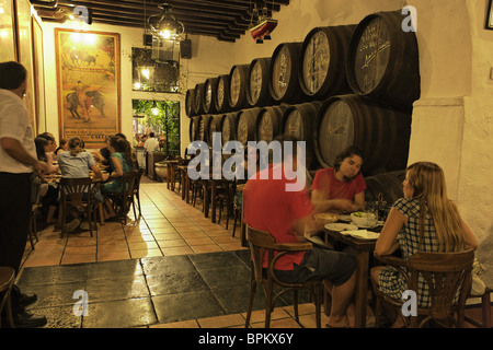 Gäste in einer Bodega El Pimpi, Malaga, Andalusien, Spanien Stockfoto