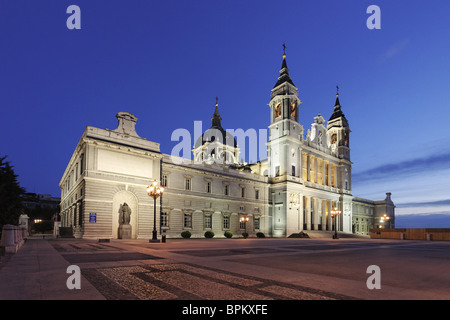Catedral de Nuestra Señora De La Almudena am Abend, Madrid, Spanien Stockfoto