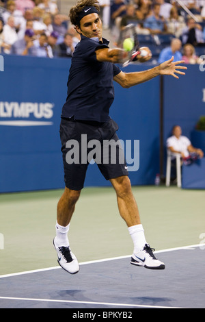 Roger Federer (SUI) im Wettbewerb bei der 2010 US Open Tennis Stockfoto