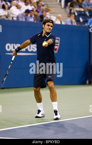 Roger Federer (SUI) im Wettbewerb bei der 2010 US Open Tennis Stockfoto