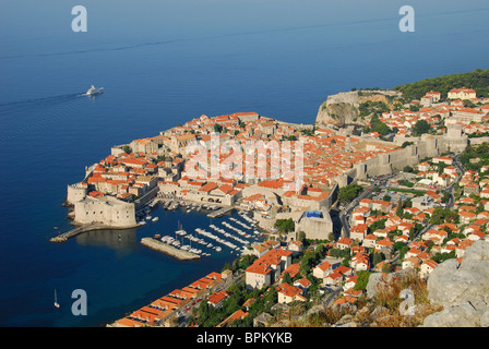 DUBROVNIK, KROATIEN. Ein Sonnenaufgang Blick auf die mittelalterliche Stadtmauer und den Hafen. 2010. Stockfoto