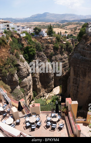 Restaurant-Terrasse mit Blick auf die El Tajo-Schlucht in Ronda Spain. Stockfoto