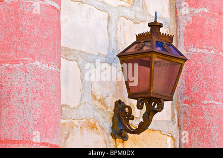 Lampe am Eingang in die Santa Barbara Mission (Königin der Missionen), Santa Barbara, Kalifornien Stockfoto