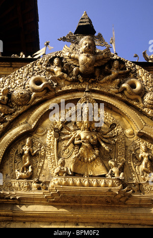 Sun Dhoka oder 'Golden Gate' führt ins 18. Jahrhundert Königspalast am Durbar Square-Bhaktapur, Nepal. Stockfoto