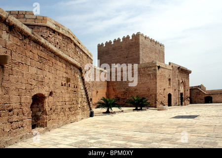 Blick über die Exerzierplatz in Richtung Torre del Homenaje, die Teil der Alcazaba, Almeria Spanien Stockfoto